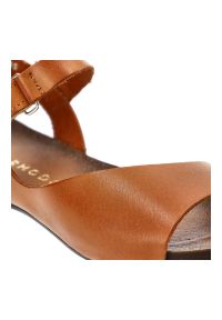 Brązowe Sandały Armodo Wygodne Obuwie Damskie. Kolor: brązowy. Materiał: skóra. Sezon: lato. Obcas: na obcasie. Styl: elegancki. Wysokość obcasa: niski #8