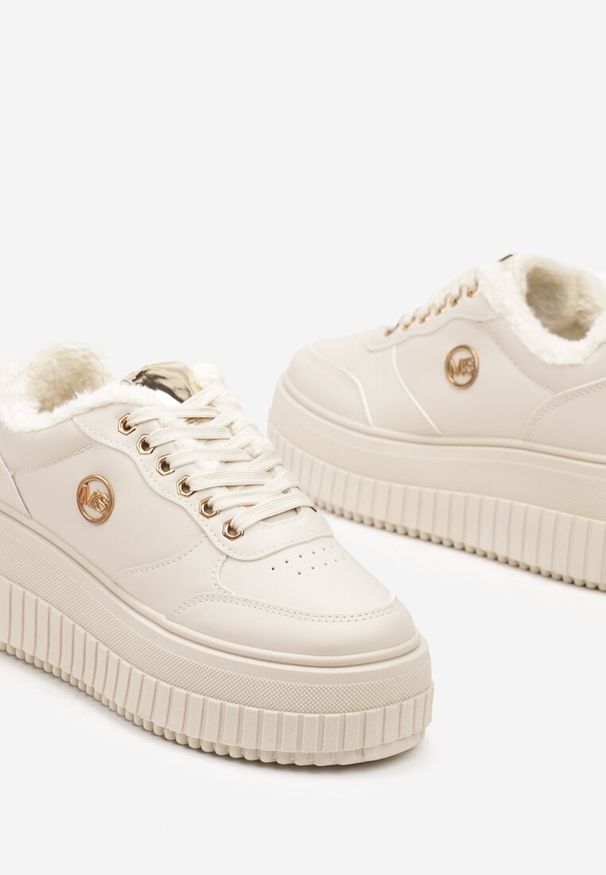 Renee - Beżowe Sneakersy na Platformie z Tłoczeniem Ozdobione Sznurowaniem i Metaliczną Aplikacją Tiliel. Nosek buta: okrągły. Zapięcie: sznurówki. Kolor: beżowy. Materiał: jeans. Wzór: aplikacja. Obcas: na platformie