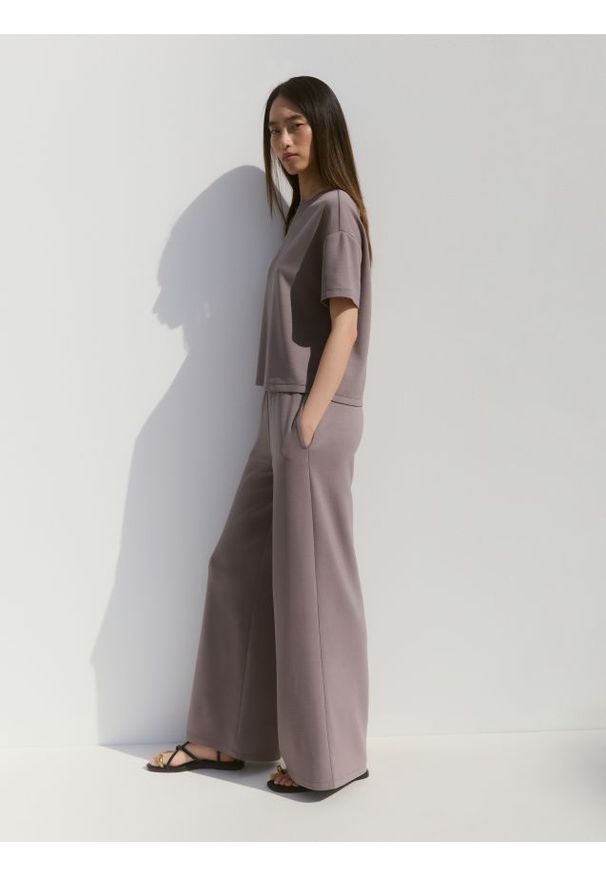 Reserved - Dresowe spodnie z modalem - beżowy. Kolor: beżowy. Materiał: dresówka