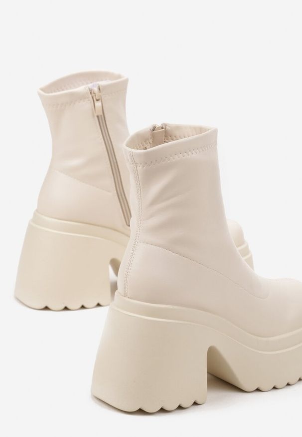 Renee - Beżowe Botki na Platformie i Słupku Wykończone Suwakiem i Dopasowaną Cholewką Saliefra. Okazja: na co dzień, na spotkanie biznesowe. Kolor: beżowy. Materiał: jeans. Szerokość cholewki: normalna. Wzór: aplikacja. Obcas: na platformie. Styl: biznesowy, casual