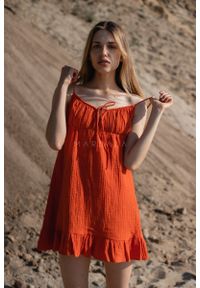 marsala-butik.pl - Letnia sukienka na cienkich ramiączkach z muślinu bawełnianego w kolorze pomarańczowym - CHIA-L. Kolor: pomarańczowy. Materiał: bawełna. Długość rękawa: na ramiączkach. Sezon: lato. Typ sukienki: proste. Długość: mini #1