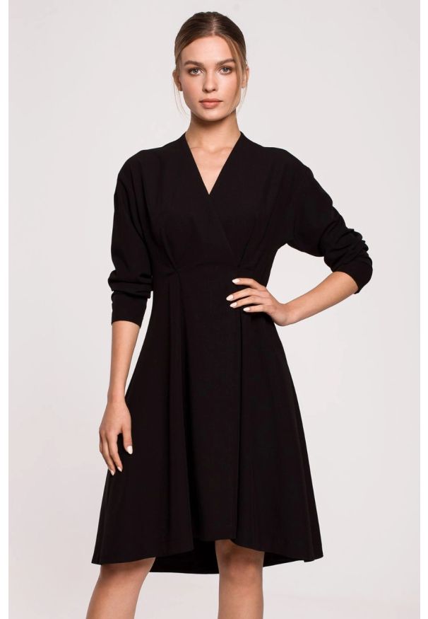 Sukienki.shop - Elegancka sukienka oversize rozkloszowana z dekoltem czarna. Okazja: na wesele, na imprezę, na komunię, na ślub cywilny. Kolor: czarny. Typ sukienki: oversize. Styl: elegancki