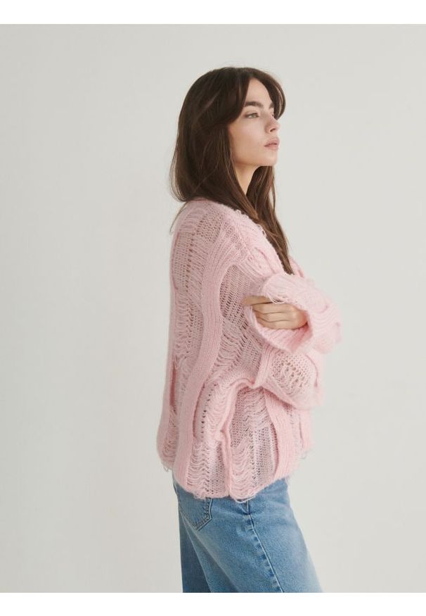 Reserved - Sweter ze strukturalnej dzianiny - pastelowy róż. Kolor: różowy. Materiał: dzianina