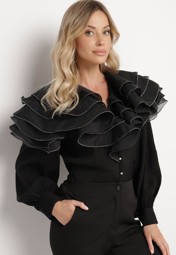 Born2be - Czarna Elegancka Koszula Ozdobiona Falbanami i Guzikami Leristta. Okazja: na co dzień. Kolor: czarny. Materiał: jeans. Wzór: aplikacja. Styl: elegancki