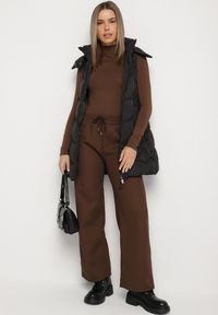 Born2be - Czarna Kamizelka z Odpinanym Kapturem Ozdobiona Pikowaniem Tulira. Okazja: na co dzień. Kolor: czarny. Materiał: jeans. Wzór: aplikacja. Styl: klasyczny, casual, elegancki #3