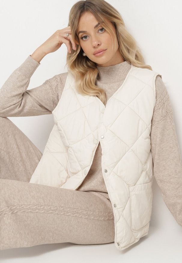 Born2be - Biała Kamizelka Pikowana Zapinana na Napy z Kieszeniami Olortia. Kolor: biały. Materiał: bawełna, materiał, jeans. Styl: klasyczny, elegancki