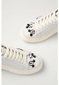 MOA Concept - Buty skórzane x Disney. Nosek buta: okrągły. Zapięcie: sznurówki. Kolor: biały. Materiał: skóra. Wzór: motyw z bajki. Obcas: na platformie #4