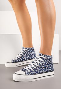 Born2be - Granatowe Trampki z Cholewką za Kostkę Zdobione Kwiatowym Wzorem Folurea. Okazja: na co dzień, na spacer. Wysokość cholewki: za kostkę. Kolor: niebieski. Materiał: jeans. Szerokość cholewki: normalna. Wzór: aplikacja, kwiaty. Styl: klasyczny, casual