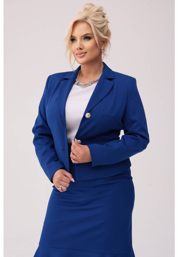 Moda Size Plus Iwanek - Elegancki biznesowy żakiet Amelia w szafirowym kolorze PLUS SIZE XXL OVERSIZE WIOSNA. Okazja: na spotkanie biznesowe. Kolekcja: plus size. Kolor: niebieski. Materiał: tkanina, poliester, elastan. Długość: krótkie. Sezon: wiosna. Styl: biznesowy, elegancki