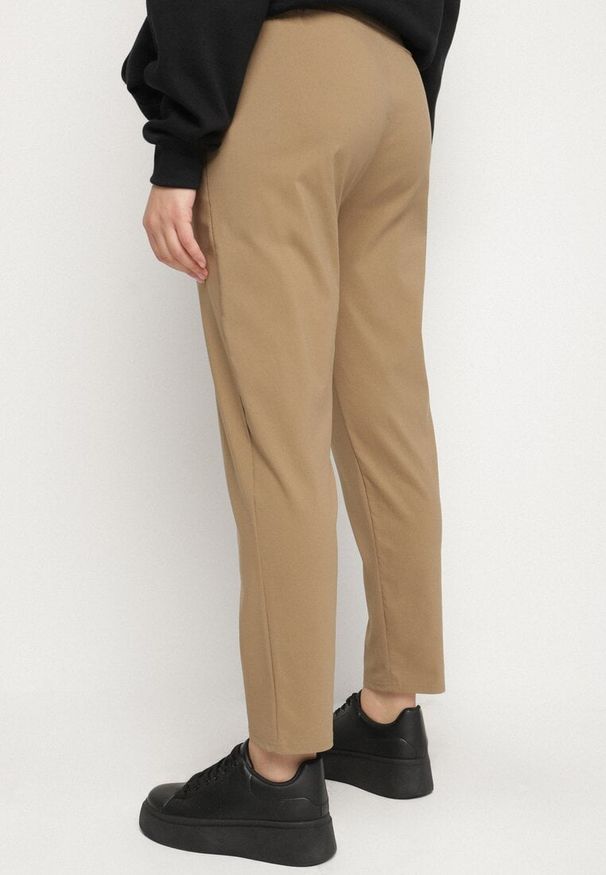 Born2be - Ciemnobeżowe Spodnie z Bawełny z Powiniętymi Nogawkami i Sznurkiem Savarile. Okazja: na co dzień. Kolor: beżowy. Materiał: bawełna. Styl: casual