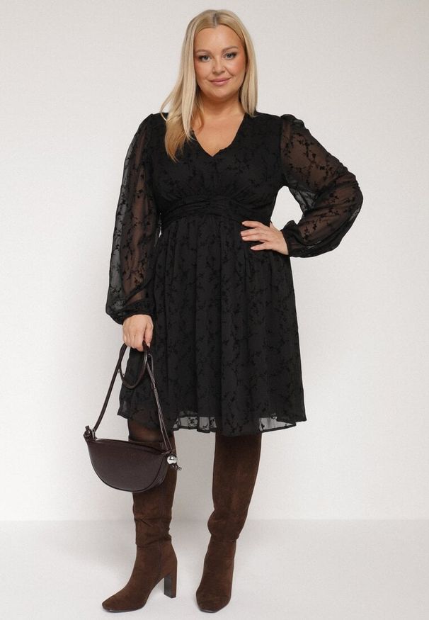 Born2be - Czarna Rozkloszowana Sukienka z Siateczki z Kwiatowym Wzorem Vidnessa. Okazja: na co dzień. Typ kołnierza: dekolt w kształcie V. Kolekcja: plus size. Kolor: czarny. Materiał: poliester. Wzór: kwiaty. Typ sukienki: dla puszystych. Styl: casual, klasyczny