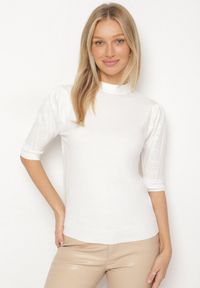 Born2be - Biały T-shirt z Ażurowymi Rękawami Unessea. Okazja: do pracy, na co dzień. Kolor: biały. Materiał: skóra, jeans. Wzór: ażurowy. Styl: casual, klasyczny #6
