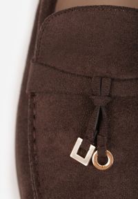 Renee - Ciemnobrązowe Mokasyny VICES Casualowe ze Skórzaną Wkładką i Metalowymi Ozdobami Dinsmore. Okazja: na co dzień. Nosek buta: okrągły. Kolor: brązowy. Materiał: skóra. Wzór: aplikacja. Obcas: na obcasie. Styl: casual. Wysokość obcasa: niski #3