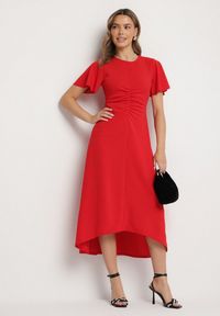 Born2be - Czerwona Rozkloszowana Sukienka Ozdobiona Marszczeniem Odallica. Kolor: czerwony. Wzór: aplikacja. Typ sukienki: rozkloszowane. Styl: elegancki #4