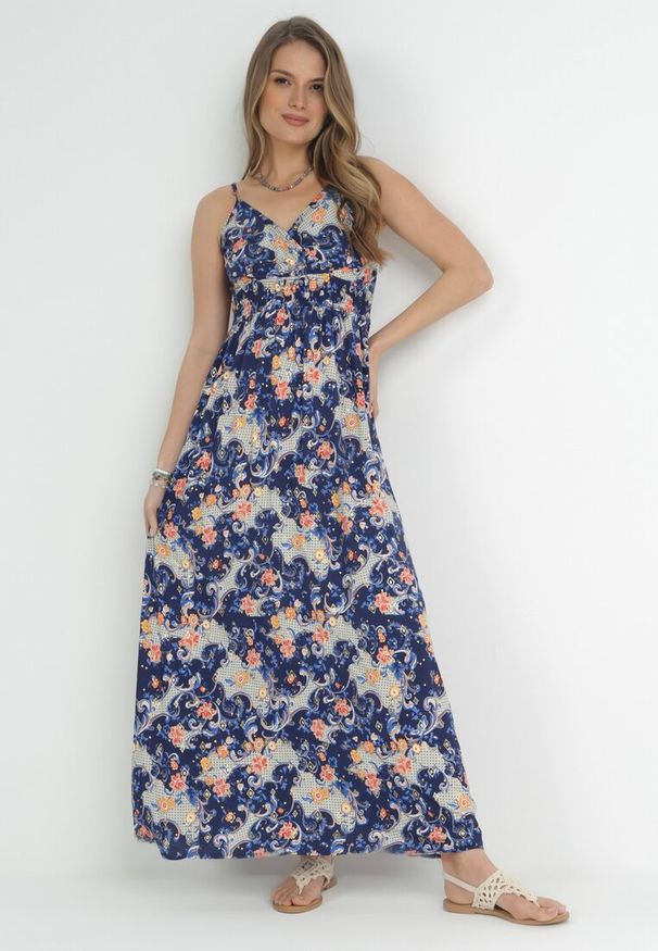 Born2be - Granatowa Sukienka Maxi z Gumką w Pasie i Regulowanymi Ramiączkami z Wiskozy Destina. Kolor: niebieski. Materiał: wiskoza. Długość rękawa: na ramiączkach. Typ sukienki: rozkloszowane. Długość: maxi