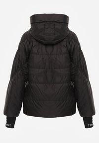 Renee - Czarna Pikowana Kurtka Puffer z Kapturem Ozdobiona Napisami Orellana. Okazja: na co dzień. Typ kołnierza: kaptur. Kolor: czarny. Materiał: poliester, jeans. Wzór: aplikacja, napisy. Sezon: wiosna. Styl: casual #4