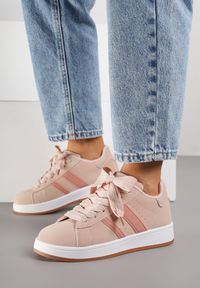 Renee - Różowe Sneakersy na Niskiej Platformie z Naszywkami Flordexia. Okazja: na co dzień. Kolor: różowy. Materiał: jeans. Wzór: aplikacja. Obcas: na platformie #5