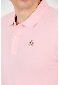La Martina - LA MARTINA Różowy t-shirt z małym logo. Typ kołnierza: polo. Kolor: różowy #4