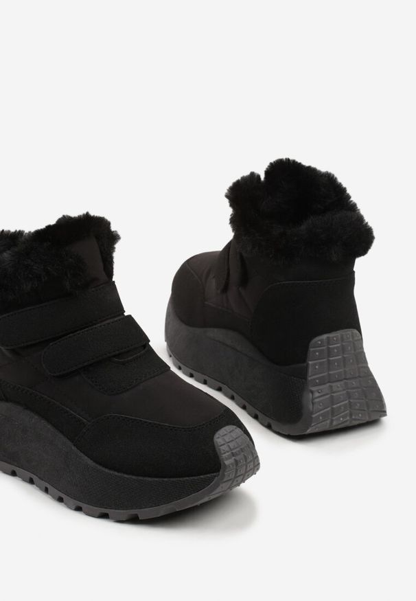 Born2be - Czarne Sneakersy Śniegowce Vices na Grubej Podeszwie z Zapięciem na Rzep i Futrem Nelisella. Zapięcie: rzepy. Kolor: czarny. Materiał: futro. Wzór: aplikacja. Sezon: zima
