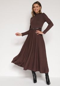 Born2be - Brązowa Rozkloszowana Sukienka z Dzianiny z Wiskozą z Długim Rękawem i Paskiem Tusmina. Okazja: na co dzień. Kolor: brązowy. Materiał: wiskoza, dzianina. Długość rękawa: długi rękaw. Styl: klasyczny, casual, elegancki #1