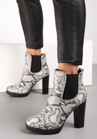 Born2be - Wężowe Botki na Słupku z Gumką i Ozdobnymi Nitami Right. Kolor: czarny. Materiał: jeans. Obcas: na słupku. Styl: wizytowy, klasyczny, rockowy, elegancki #1