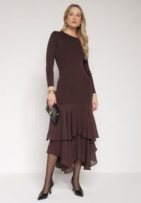Born2be - Brązowa Sukienka z Wiskozą o Dopasowanym Kroju z Falbanami u Dołu Vebmara. Okazja: na randkę. Kolor: brązowy. Materiał: wiskoza. Typ sukienki: dopasowane. Styl: elegancki #1
