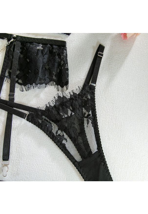 Intica - Komplet koronkowej bielizny z biustonoszem, majtkami i pasem do pończoch Svanhild. Kolor: czarny. Materiał: koronka. Wzór: aplikacja, koronka