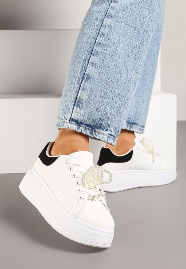 Born2be - Biało-Czarne Sneakersy na Grubej Podeszwie Ozdobione Perełkami na Sznurówkach Sellira. Okazja: na co dzień. Nosek buta: okrągły. Zapięcie: sznurówki. Kolor: biały. Materiał: jeans. Wzór: aplikacja