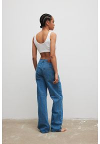 Marsala - Spodnie o prostym kroju w kolorze BLUE - REFLECT-M. Okazja: na co dzień. Materiał: denim, tkanina, jeans. Wzór: aplikacja, haft. Styl: klasyczny, elegancki, casual