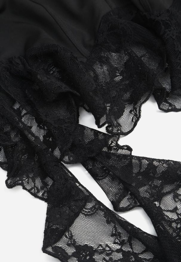 Renee - Czarna Bluzka z Dodatkiem Wiskozy i Falbankami z Koronki Coramala. Typ kołnierza: kołnierz z falbankami. Kolor: czarny. Materiał: wiskoza, koronka. Długość rękawa: na ramiączkach. Wzór: koronka. Styl: elegancki