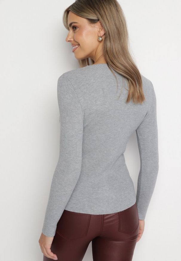 Born2be - Szary Sweter Prążkowany z Trójkątnym Dekoltem Vorila. Okazja: na co dzień. Kolor: szary. Materiał: prążkowany. Styl: casual, elegancki