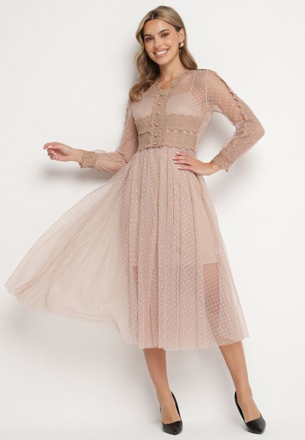 Born2be - Beżowa Tiulowa Sukienka Midi z Koronkowymi Tasiemkami i Długimi Rękawami Kabienne. Kolor: beżowy. Materiał: tiul, koronka. Długość rękawa: długi rękaw. Wzór: aplikacja, kropki. Długość: midi