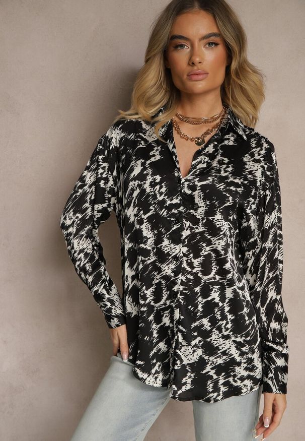 Renee - Czarno-Biała Koszula o Dłuższym Kroju Ozdobiona i Abstrakcyjnym Wzorem Koriassa. Okazja: na imprezę, na co dzień. Kolor: czarny. Materiał: jeans. Długość: długie. Wzór: aplikacja. Styl: elegancki, casual