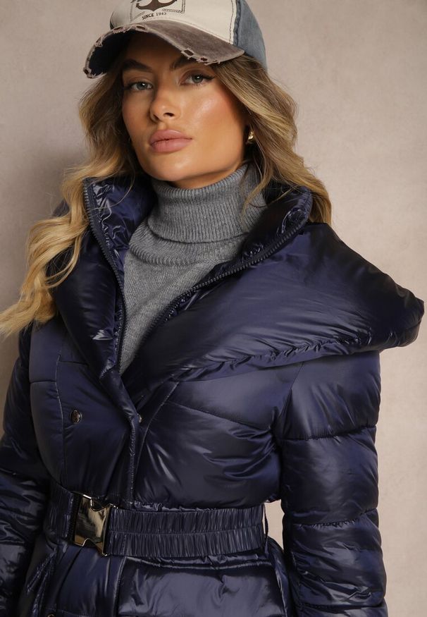 Renee - Granatowa Pikowana Kurtka z Kapturem Paskiem z Klamrą i Eleganckim Kołnierzem Vailana. Okazja: na co dzień. Typ kołnierza: kaptur. Kolor: niebieski. Materiał: jeans. Styl: elegancki