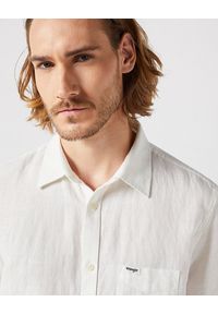 Wrangler - WRANGLER SS 1 PKT SHIRT MĘSKA KOSZULA ELEGANCKA WORN WHITE 112352187 W5K0016804. Styl: elegancki