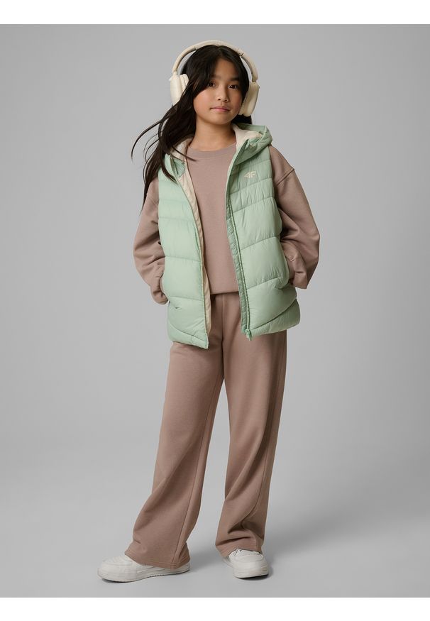 4f - 4F Bezrękawnik z wypełnieniem syntetycznym dziewczęcy - miętowy 140 (9-10 lat). Okazja: na spacer, na co dzień, na uczelnię. Typ kołnierza: kołnierzyk stójkowy. Kolor: turkusowy. Materiał: syntetyk. Długość rękawa: bez rękawów. Sezon: lato. Styl: casual