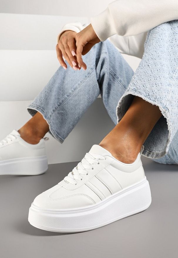 Born2be - Białe Sneakersy Kultowe Tenisówki na Platformie z Koturnem Elisara. Okazja: na co dzień, na spacer. Zapięcie: sznurówki. Kolor: biały. Materiał: jeans. Obcas: na koturnie. Sport: turystyka piesza