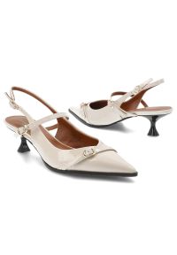 Hot Potatoes by Gioseppo - Beżowe Czółenka Gioseppe Eleganckie Lakierowane Obuwie Damskie. Okazja: na co dzień. Zapięcie: pasek. Kolor: beżowy. Szerokość cholewki: normalna. Wzór: paski, aplikacja, geometria. Materiał: lakier. Obcas: na obcasie. Styl: elegancki. Wysokość obcasa: średni #7