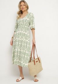 Born2be - Zielono-Kremowa Sukienka Wiskozowa Rozkloszowana z Odkrytymi Plecami w Print Boho Turaisa. Okazja: na co dzień. Typ kołnierza: dekolt w kształcie V. Kolor: zielony. Materiał: wiskoza. Długość rękawa: długi rękaw. Wzór: nadruk. Typ sukienki: rozkloszowane, proste. Styl: boho #2
