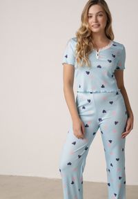 Born2be - Niebieski Komplet Piżamowy z Elastycznego Materiału Spodnie i Bluzka w Serca Veys. Kolor: niebieski. Materiał: materiał #1