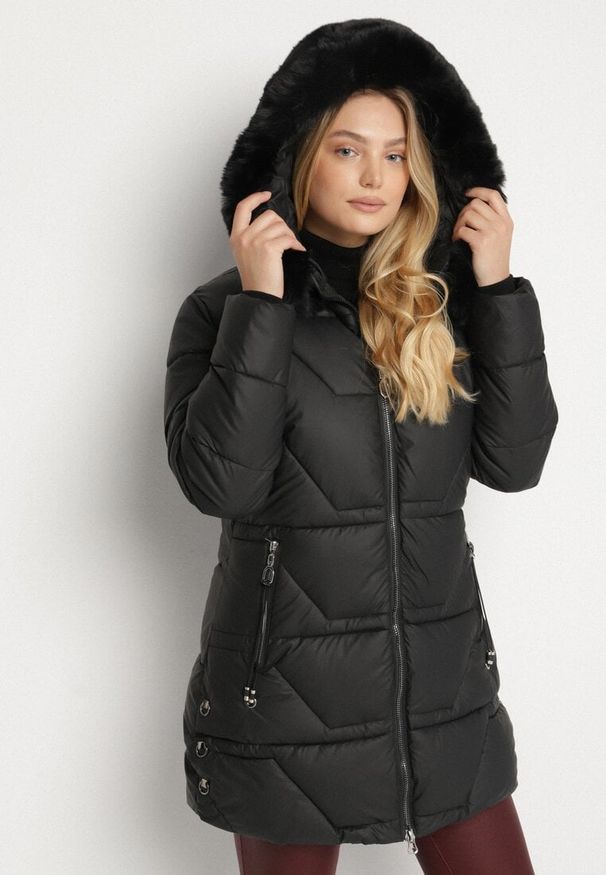 Born2be - Czarna Taliowana Kurtka z Pikowanymi Przeszyciami i Kapturem z Futrem Avileria. Okazja: na co dzień, na spacer. Kolekcja: plus size. Kolor: czarny. Materiał: futro. Styl: casual