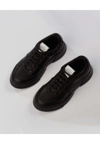 PREMIUM BASICS - Czarne sneakersy z wegańskiej skóry Night Black. Nosek buta: okrągły. Kolor: czarny. Materiał: materiał. Szerokość cholewki: normalna. Wzór: aplikacja #1