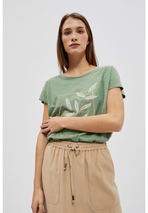 MOODO - T-shirt z nadrukiem oliwkowy. Kolor: oliwkowy. Materiał: bawełna. Wzór: nadruk