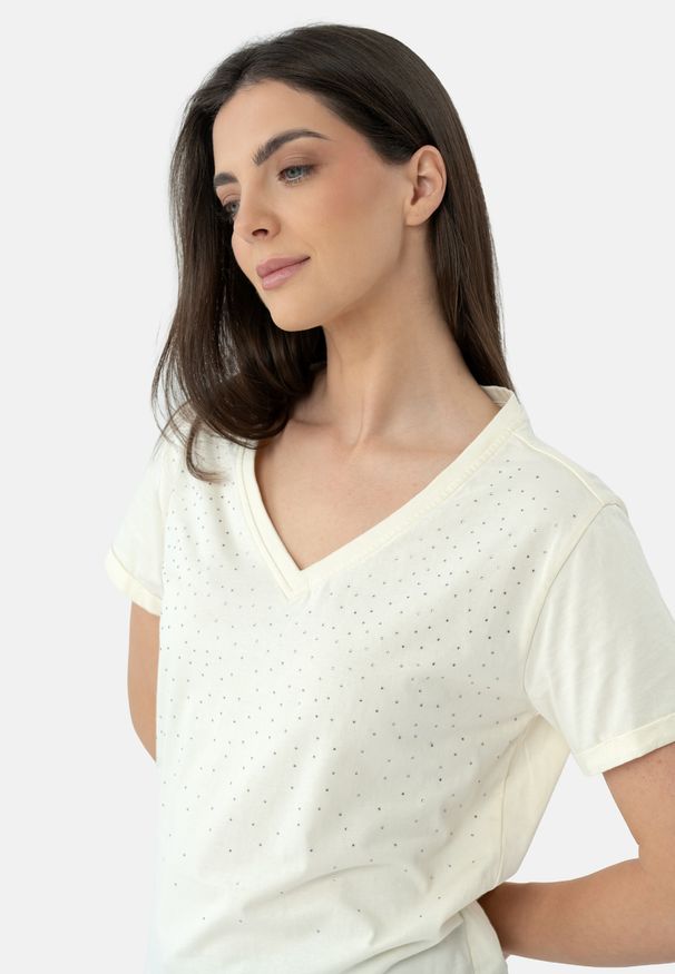 Volcano - Koszulka z dżetami T-MELI. Typ kołnierza: dekolt w serek. Kolor: kremowy. Materiał: włókno, bawełna, jeans, materiał. Długość rękawa: krótki rękaw. Długość: krótkie. Wzór: aplikacja. Styl: klasyczny, wizytowy