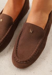 Born2be - Brązowe Mokasyny VICES ze Skórzaną Wkładką i Metalową Ozdobą Aquilin. Nosek buta: okrągły. Kolor: brązowy. Materiał: skóra. Wzór: aplikacja. Obcas: na obcasie. Styl: klasyczny. Wysokość obcasa: niski #3