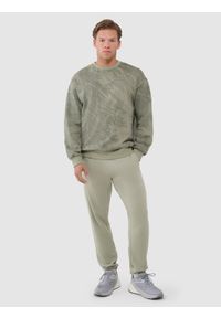 4f - 4F Bluza dresowa nierozpinana bez kaptura męska - khaki S. Okazja: na co dzień. Typ kołnierza: bez kaptura. Kolor: oliwkowy, brązowy, wielokolorowy. Materiał: dresówka. Wzór: gładki, ze splotem. Styl: klasyczny, sportowy, casual