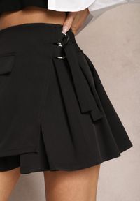 Renee - Czarna Kopertowa Spódnica Mini w Stylu Cargo z Paskami Eire. Kolor: czarny