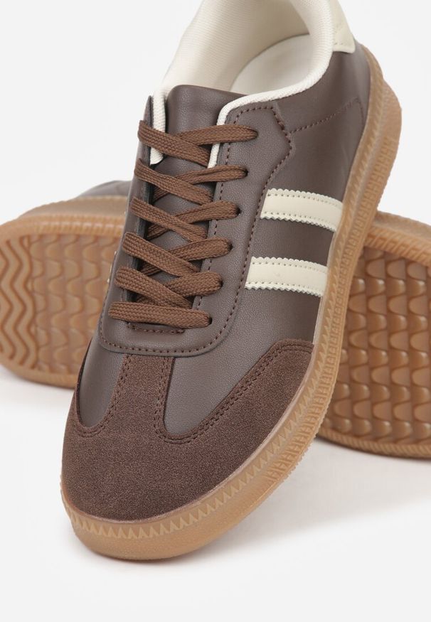 Renee - Brązowe Sneakersy na Niskiej Platformie z Paskami na Boku Mevalin. Zapięcie: pasek. Kolor: brązowy. Materiał: jeans. Szerokość cholewki: normalna. Obcas: na platformie