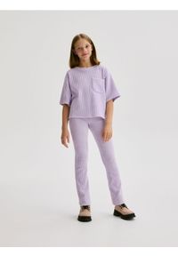 Reserved - Prążkowane spodnie flare - lawendowy. Kolor: fioletowy. Materiał: prążkowany #1
