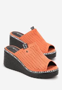 Born2be - Pomarańczowe Klapki na Koturnie z Szerokim Paskiem i Perforacją Givika. Kolor: pomarańczowy. Obcas: na koturnie #5